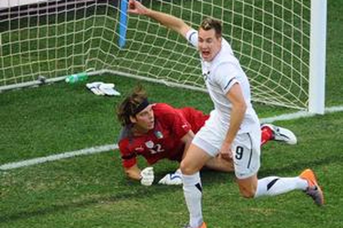 Striker Selandia Baru, Shane Smeltz, merayakan golnya ke gawang Italia setelah memperdaya kiper Federico Marchetti. Gol Smeltz ini menampar Italia, yang harus puas berbagi skor 1-1.