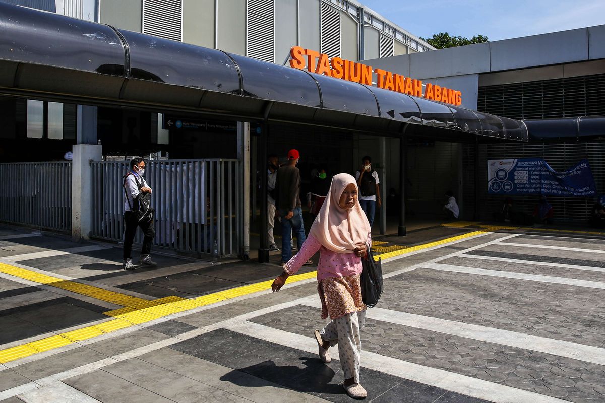 Suasana uji coba penataan Stasiun Tanah Abang di Jakarta Pusat, Kamis (4/6/2020). Penataan stasiun terintegrasi secara utuh dengan moda penumpang ataupun barang ini untuk mengurai kemacetan yang kerap terjadi di kawasan tersebut.