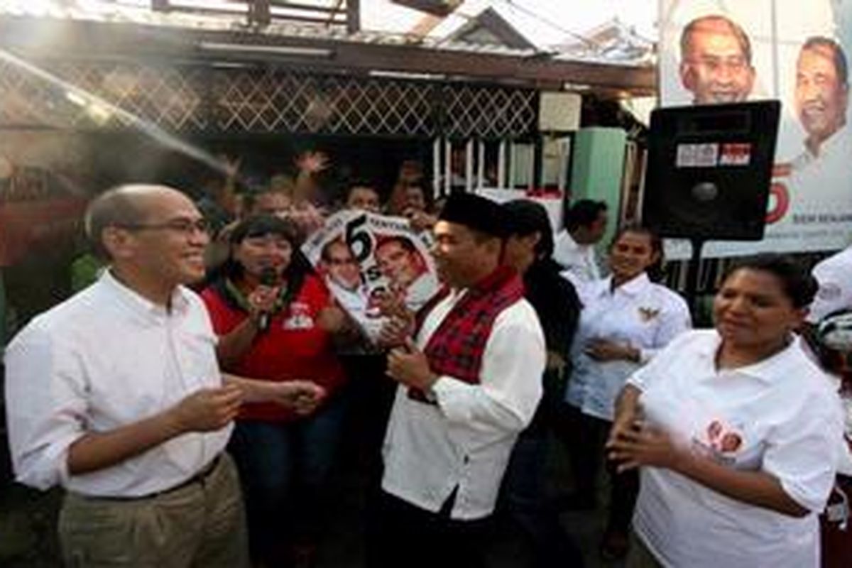 Pasangan Calon Gubernur dan Wakil Gubernur nomer 5 yaitu Faisal Basri (kiri) dan Biem Benyamin (kedua kiri) berjoget dengan para pendukungnya di Posko Berdaya di Gandaria Tengah II, Kebayoran Baru, Jakarta Selatan, Senin (25/6/2012).Pada hari pertama kampanye keduanya memilih berkeliling dengan odong-odong untuk mengunjungi pendukungnya di sejumlah posko pendukung di Jakarta Selatan. 