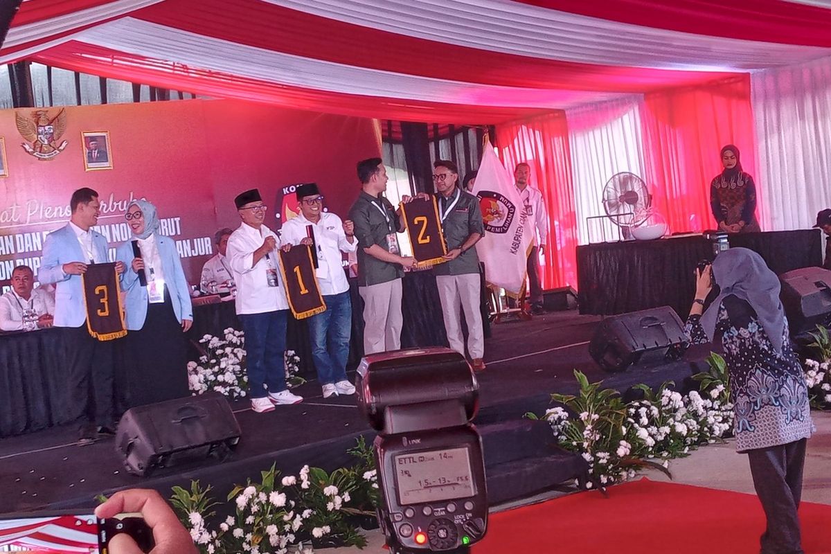Ketiga paslon bupati Cianjur dan wakilnya periode 2024-2029 saat mengikuti prosesi pengundian nomor urut untuk kontestan Pilkada Cianjur 2024 di halaman kantor KPU Cianjur, Senin (23/9/2024) petang.