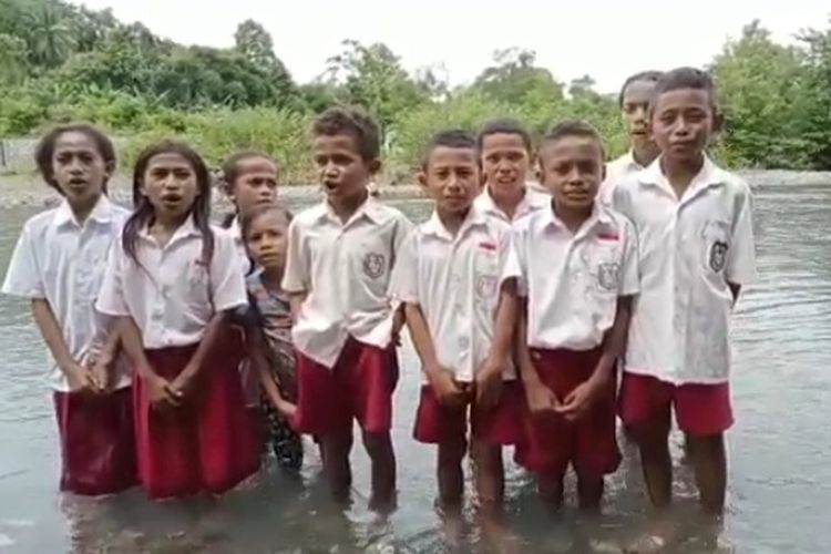 Foto: Tangkapan layar dari video  yang memperlihatkan 10 siswa Sekolah Dasar Niosanggo, Kabupaten Ende yang meminta jembatan ke Presiden Joko Widodo. 