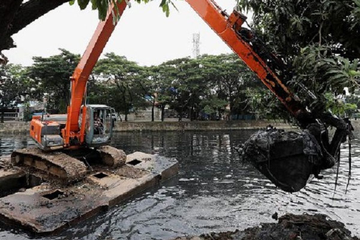  Alat berat mengeruk lumpur dari dasar Kali Sunter di kawasan Rawa Badak, Jakarta Utara, Selasa (11/4). Selain soal sedimentasi, masalah di Kali Sunter adalah pencemaran mulai dari kategori sedang hingga berat.