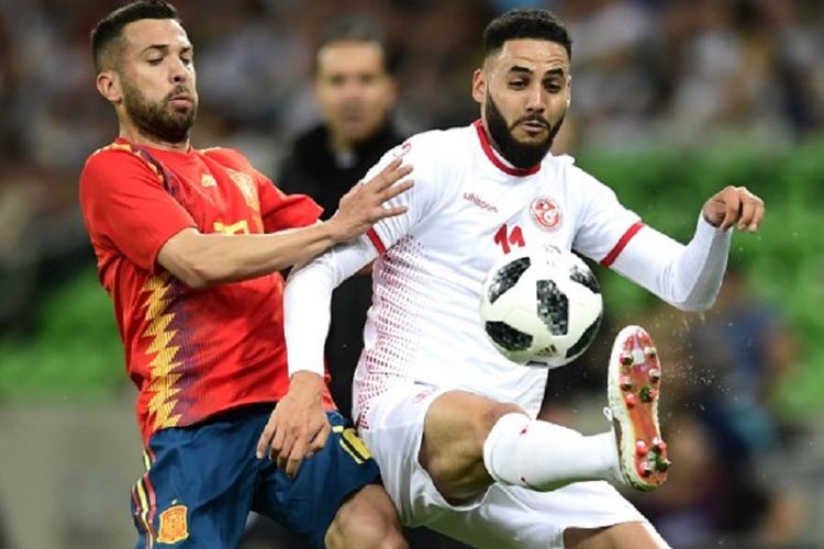 Jordi Alba dan Dylan Bromm berebut bola pada laga uji coba Tunisia vs Spanyol di Krasnodar, 9 Juni 2018. 