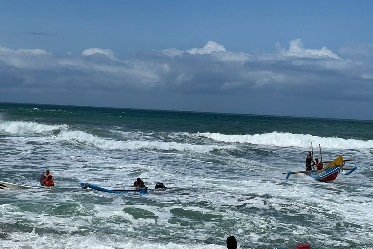 Perahu jukung yang ditumpangi dua nelayan terbalik di perairan Pantai Depok, Bantul, Daerah Istimewa Yogyakarta, pada Jumat (19/9/2025) pagi.
