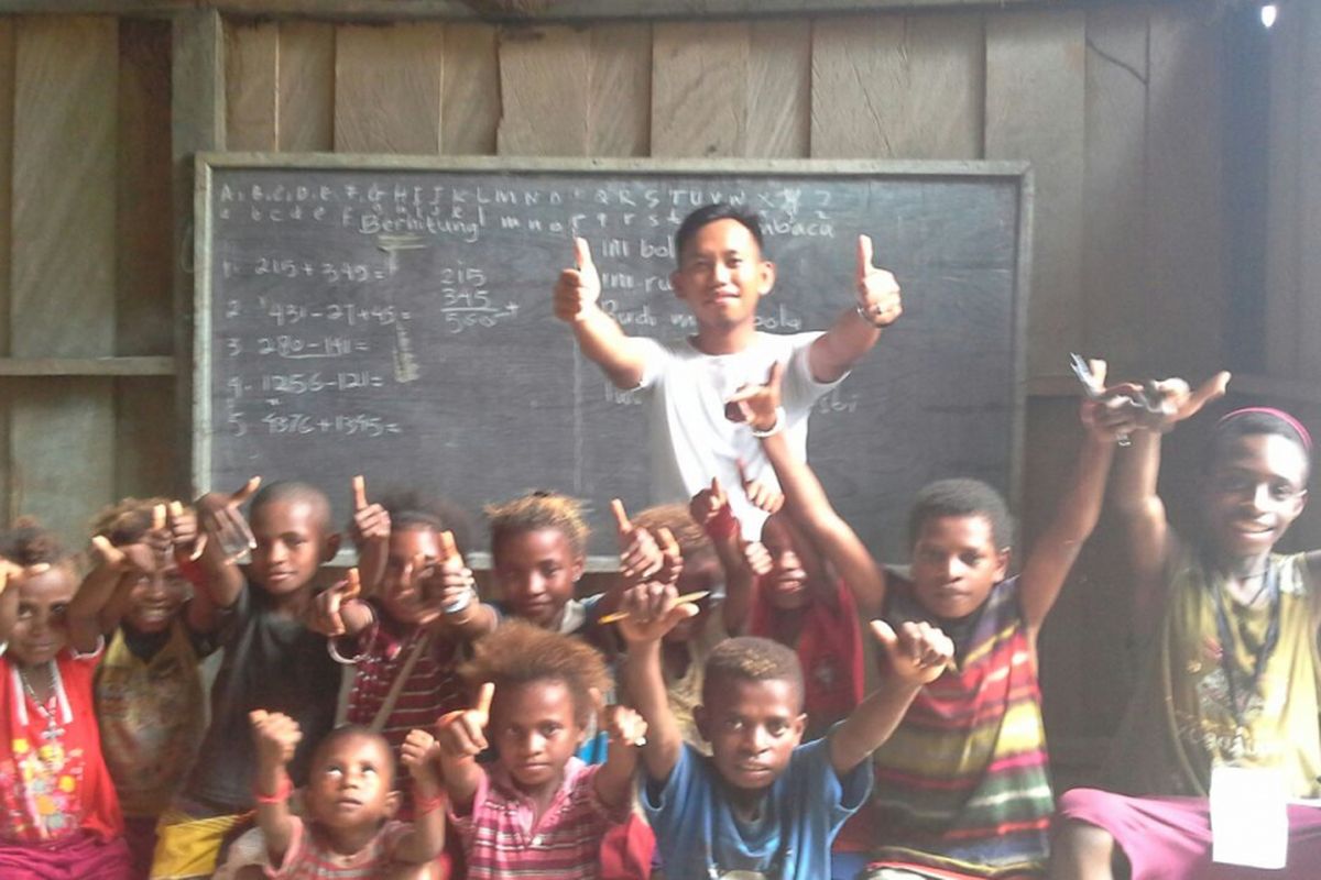 Seorang Guru Garis Depan Sahril Anci bersama para muridnya di Manokwari Selatan, Papua Barat. Sahril merupakan GGD angkatan pertama yang ditugaskan ke Papua Barat.