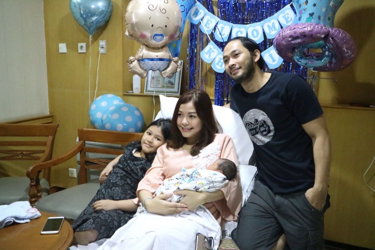 Uki NOAH dan istri di RSIA Family, Jakarta Utara, Minggu (11/3/2018).