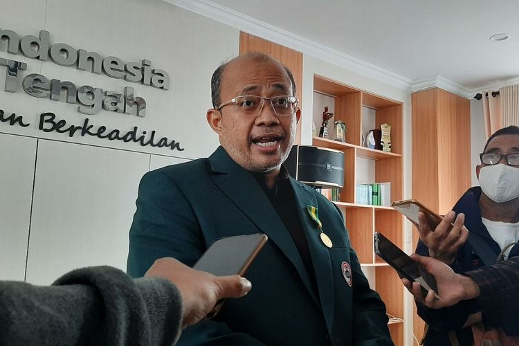 Ketua Umum Pengurus Besar Ikatan Dokter Indonesia (PB IDI) Moh. Adib Khumaidi di kantor IDI Jateng, Kamis (19/5/2022)