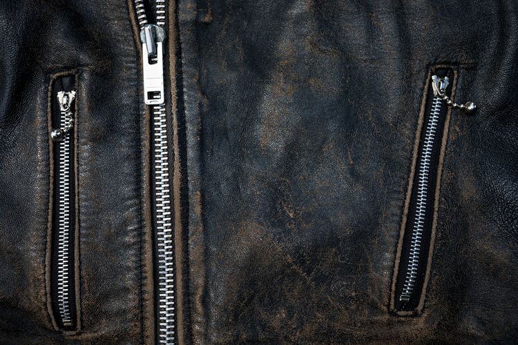 Ilustrasi jaket kulit yang kotor bisa menyebabkan bahan retak dan mengelupas.