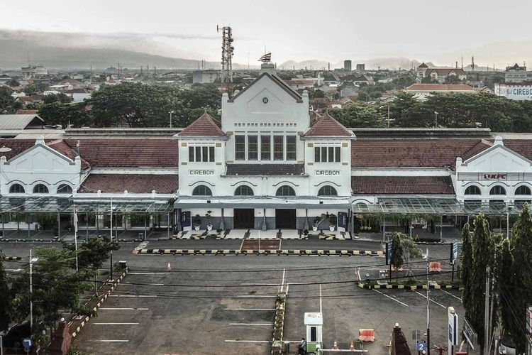 Foto Stasiun Cirebon Kejaksan pada kurun waktu tahun 1913 - 1916, berdasarkan Dokumentasi Unit Heritage PT KAI, yang diterima Kompas.com melalui Manager Humas Daop III Cirebon, Ayep Hanapi, pada Sabtu (27/1/2023)