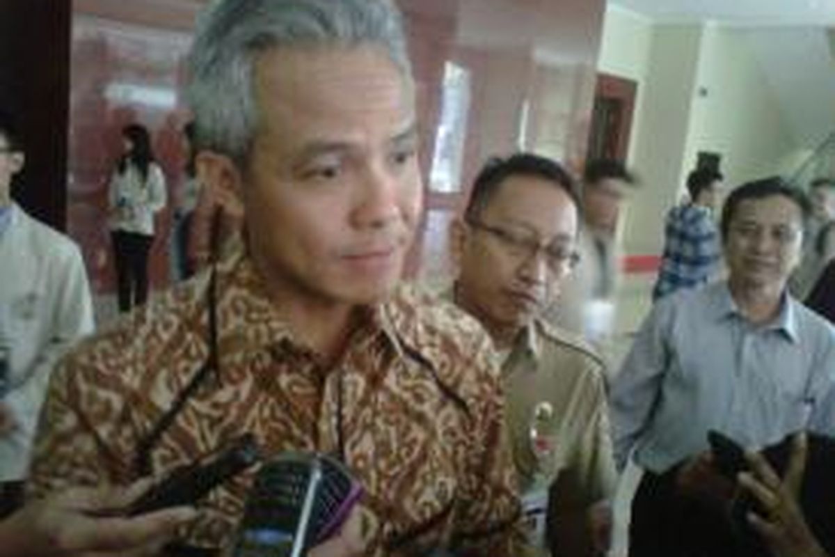 Gubernur Jawa Tengah Ganjar Pranowo saat menemui wartawan usai menjadi pembicara di acara Inisiasi Universitas Sanata Dharma, Yogyakarta