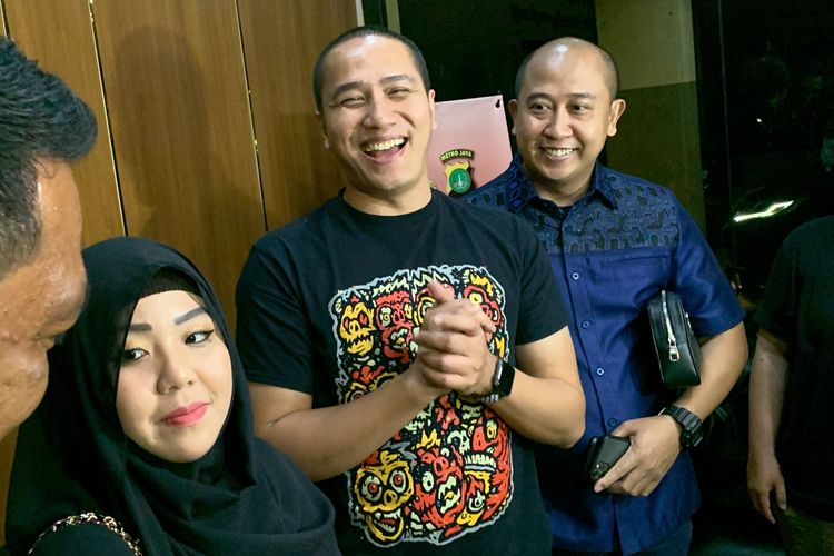 Penyanyi Ressa Herlambang (berbaju hitam) dan Cleo (berkerudung hitam) bertemu dalam upaya mediasi yang berujung damai di Polres Metro Jakarta Utara pada Rabu (22/2/2023).