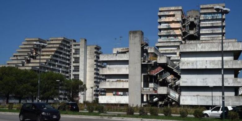Sebuah bangunan kumuh yang terletak di Scampia, Italia ini diyakini sebagai markas besar kelompok mafia Camorra yang menguasai Napoli.