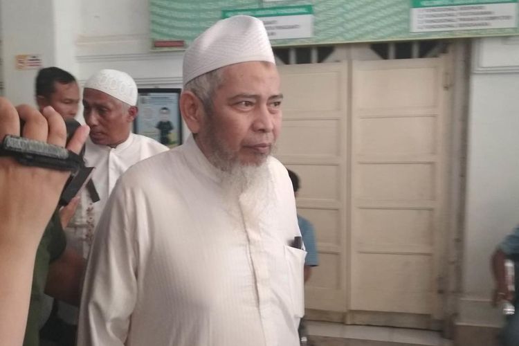 Eks Panglima Laskar Jihad Indonesia Jafar Umar Thalib saat hendak keluar dari Pengadilan Negeri Makassar usai divonis jalani hukuman 5 bulan penjara oleh majelis hakim Pengadilan Negeri Makassar, Selasa (16/7/2019).