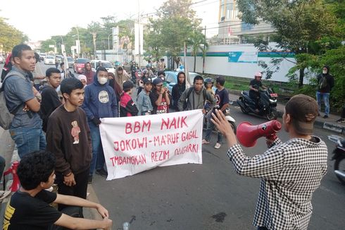 Demo Kenaikan Harga BBM, Mahasiswa Makassar Saling Dorong dengan Polisi