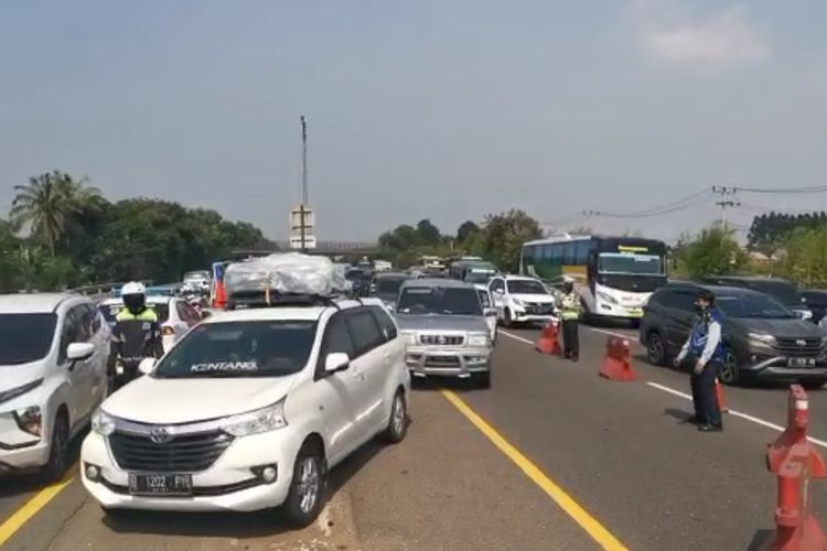 Contraflow diberlakukan mulai dari kilometer 65 hingga kilometer 47 tol Jakarta-Cikampek arah Jakarta sejak pukul 13.55 WIB.