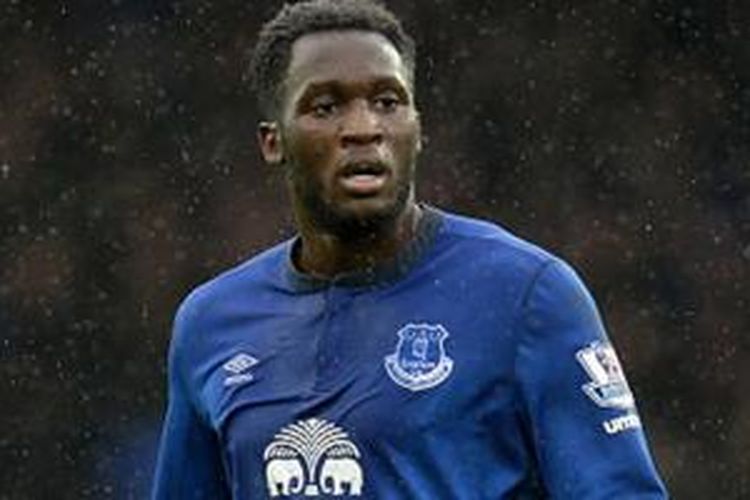 Striker Everton, Romelu Lukaku, mencetak dua gol ke gawang Newcastle United. 