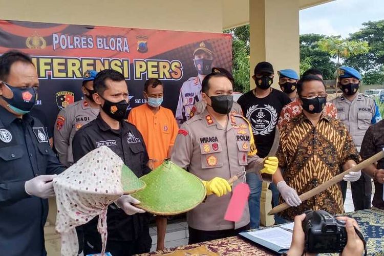 Kapolres Blora AKBP Wiraga Dimas Tama saat jumpa pers penangkapan Sakirin (65) di Mapolres Blora, Jumat (8/1/2021).