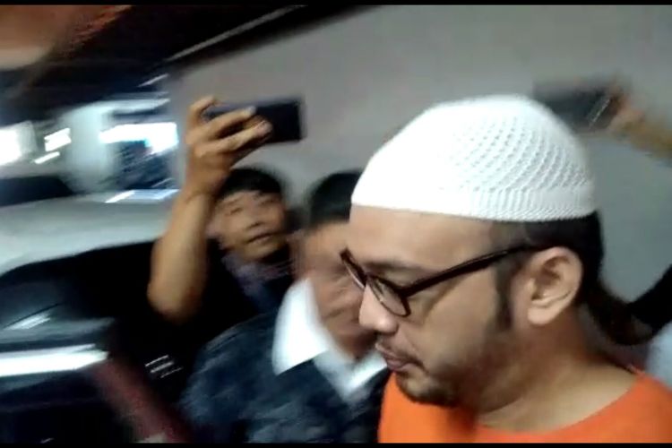 Artis peran Sandy Tumiwa usai menjalani assessment di kantor BNN DKI Jakarta, kawasan Rasuna Said, Kuningan, Jakarta Selatan, Senin (6/5/2019).