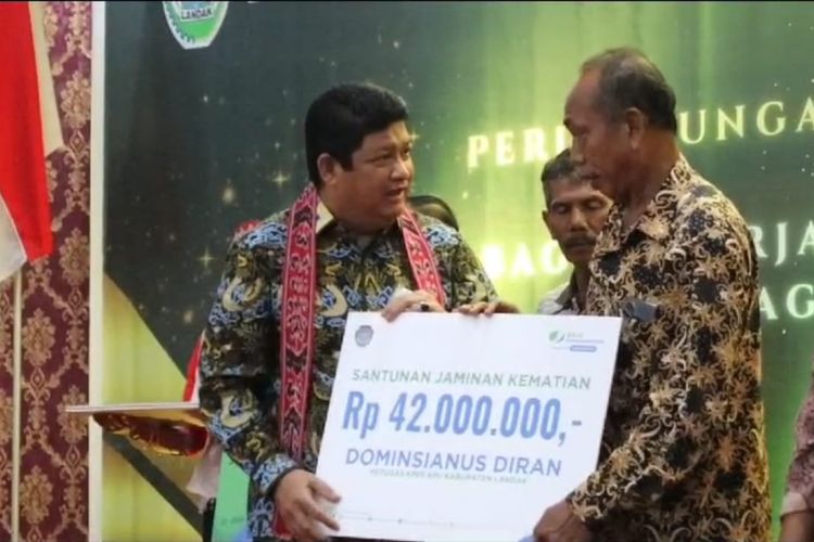 Ahli waris Dominsianus Diran, Ketua Kelompok Penyelenggara Pemungutan Suara (KPPS) di Kabupaten Landak, Kalimantan Barat (Kalbar) yang meninggal dunia karena kelelahan mendapat santunan BPJS Ketenagakerjaan sebesar Rp 42 juta.