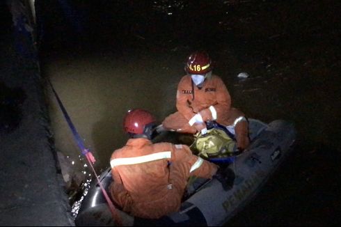 Damkar Tebet Evakuasi Jenazah di Sungai Ciliwung