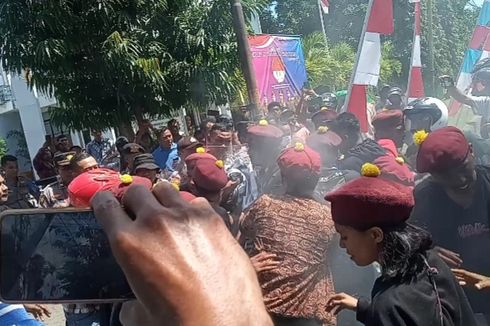 Demo Dugaan Penggelapan Dana Sertifikasi Guru di Sikka Ricuh, Aparat dan Mahasiswa Saling Dorong