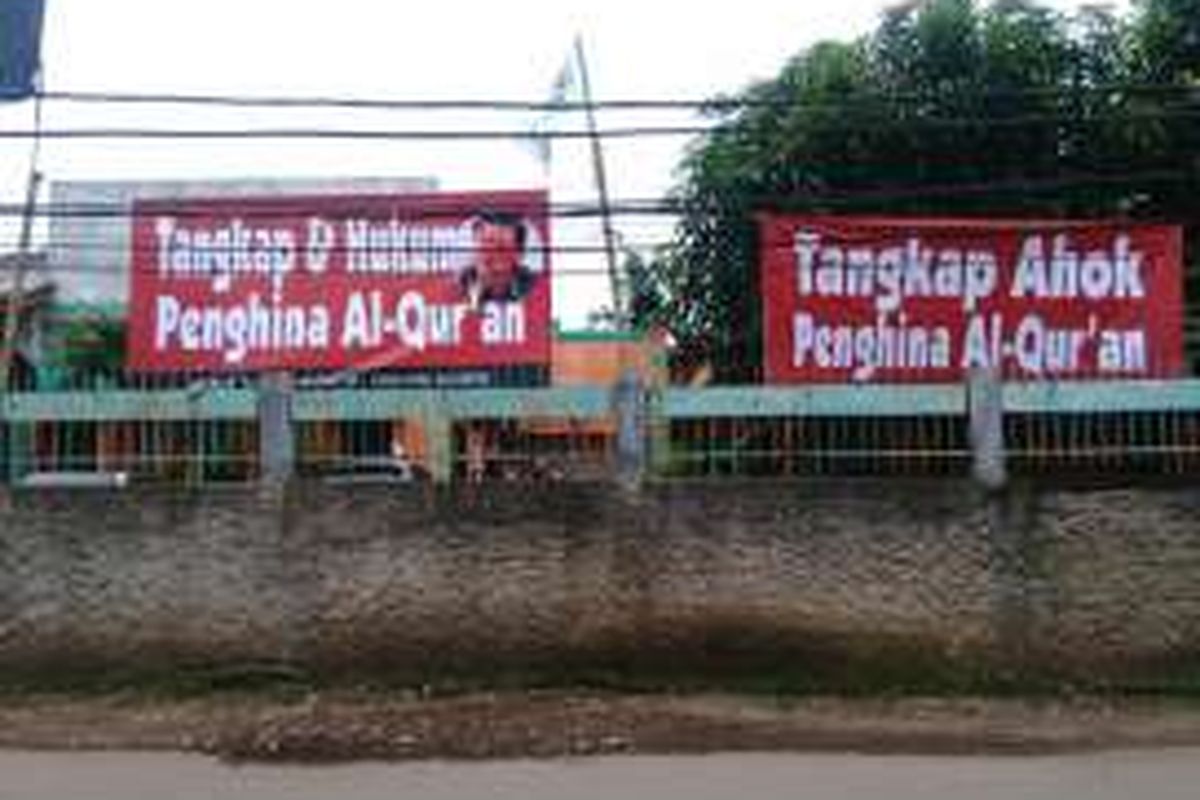 Spanduk bertuliskan 'tangkap Ahok' yang dipasang di sebuah kampus, di Jalan SPG 7, RT 10 RW 09, Kelurahan Lubang Buaya, Kecamatan Cipayung, Jakarta Timur menjadi polemik. Foto diambil Jumat (28/10/2016)