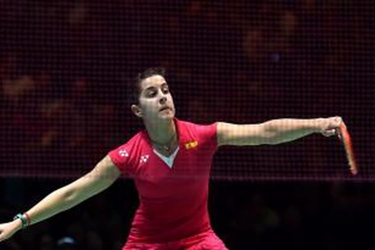 Pebulu tangkis Spanyol, Carolina Marin, mengembalikan kok dari pemain India, Saina Nehwal, pada laga final All England di Barclaycard Arena, Birmingham, Minggu (8/3/2015). Marin menang 16-21, 21-14, 21-7.