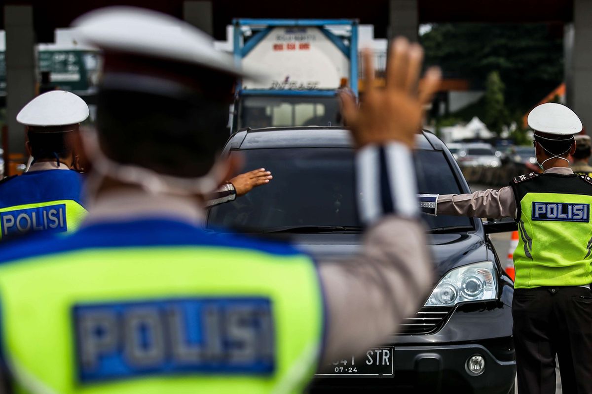 Petugas gabungan memeriksa kendaraan di gerbang tol Cikupa, Kabupaten Tangerang, Banten, Kamis (28/5/2020). Selama operasi pemeriksaan kepada masyarakat dari luar Jabodetabek yang ingin masuk ke Jakarta diharuskan menunjukkan SIKM, berdasarkan peraturan gubernur (Pergub) Nomor 47 Tahun 2020 yang mewajibkan membawa SIKM sebagai syarat memasuki wilayah Jakarta.