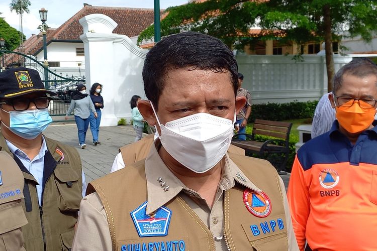 kepala BNPB Suharyanto setelah membagikan masker di Malioboro menjelaskan perkembangan gempa Sumbar, Minggu (27/2/2022)