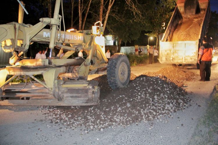 Perbaikan jalan rusak di Kecamatan Batumarta Kabupaten Ogan Komering Ulu (OKU), Sumatera Selatan oleh Direktorat Jenderal Bina Marga yang mulai ditambal. Jalan tersebut sebelumnya viral lantaran dijadikan tempat obyek foto model.