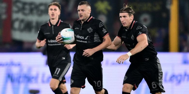 Penyerang Cremonese, Jamie Vardy, merayakan gol bersama rekan satu timnya pada laga Serie A Italia antara Cremonese dan Juventus di Stadion Giovanni Zini di Cremona pada 1 November 2025.