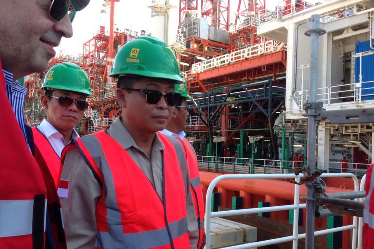 Menteri Energi dan Sumber Daya Mineral (ESDM) Ignasius Jonan saat meninjau  fasilitas produksi pengolahan gas terapung atau Float‎ing Processing Unit (FPU)di Pabrikasi Saipem Karimun, Kepulauan Riau, Selasa (21/3/2017). 