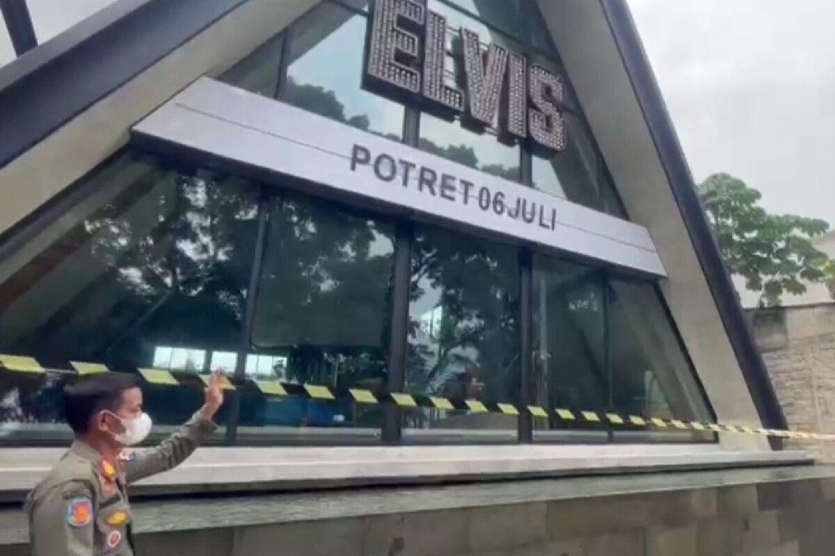 Petugas Satpol PP Kota Bogor menyegel Elvis Cafe and Resto eks Holywings karena kedapatan menjual minuman beralkohol di atas lima persen, Sabtu (25/6/2022).