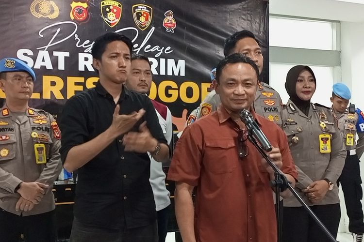 Direktur Reserse Kriminal Umum (Dirreskrimum) Polda Jawa Barat Kombes Surawan saat konferensi pers gelar perkara, di Bogor, Selasa (1/8/2023).