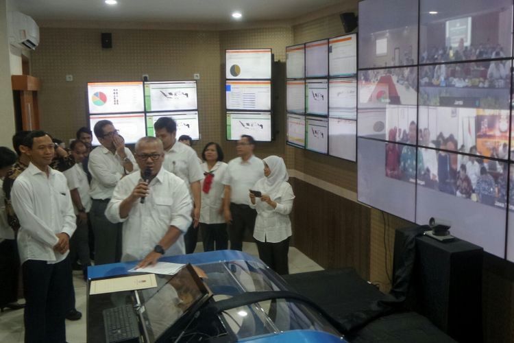 Ketua Komisi Pemilihan Umum (KPU) Arief Budiman saat meluncurkan Sistem Informasi Data Pemilih (Sidalih) di kantor KPU, Jakarta Pusat, Selasa (11/7/2017).  