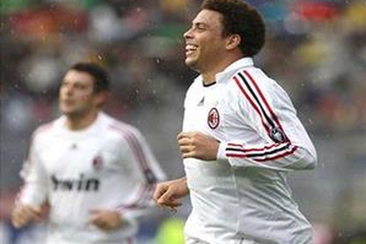 Pemain AC Milan, Ronaldo, saat pertandingan Serie A antara Cagliari dan AC Milan di Stadio San Elia 25 November 2007 di Cagliari, Italia. 