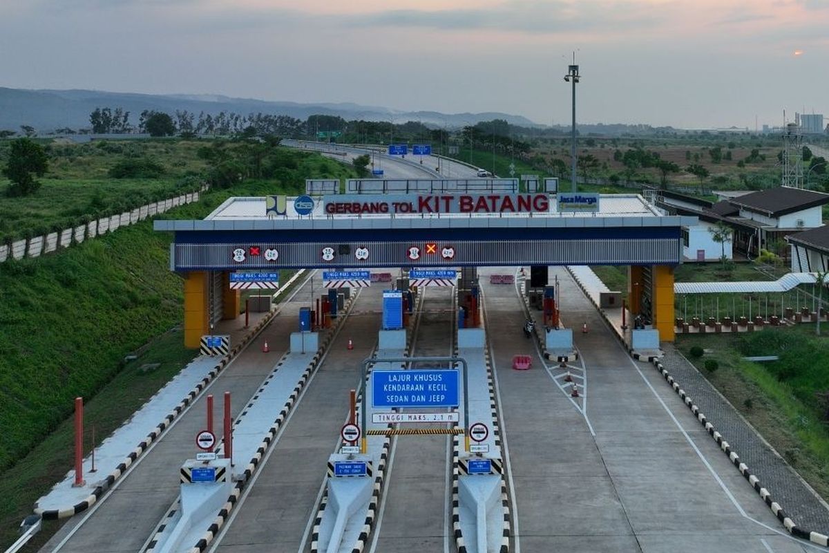 Gerbang Tol Kawasan Industri Terpadu (KIT) Batang, Jalan Tol Batang-Semarang.