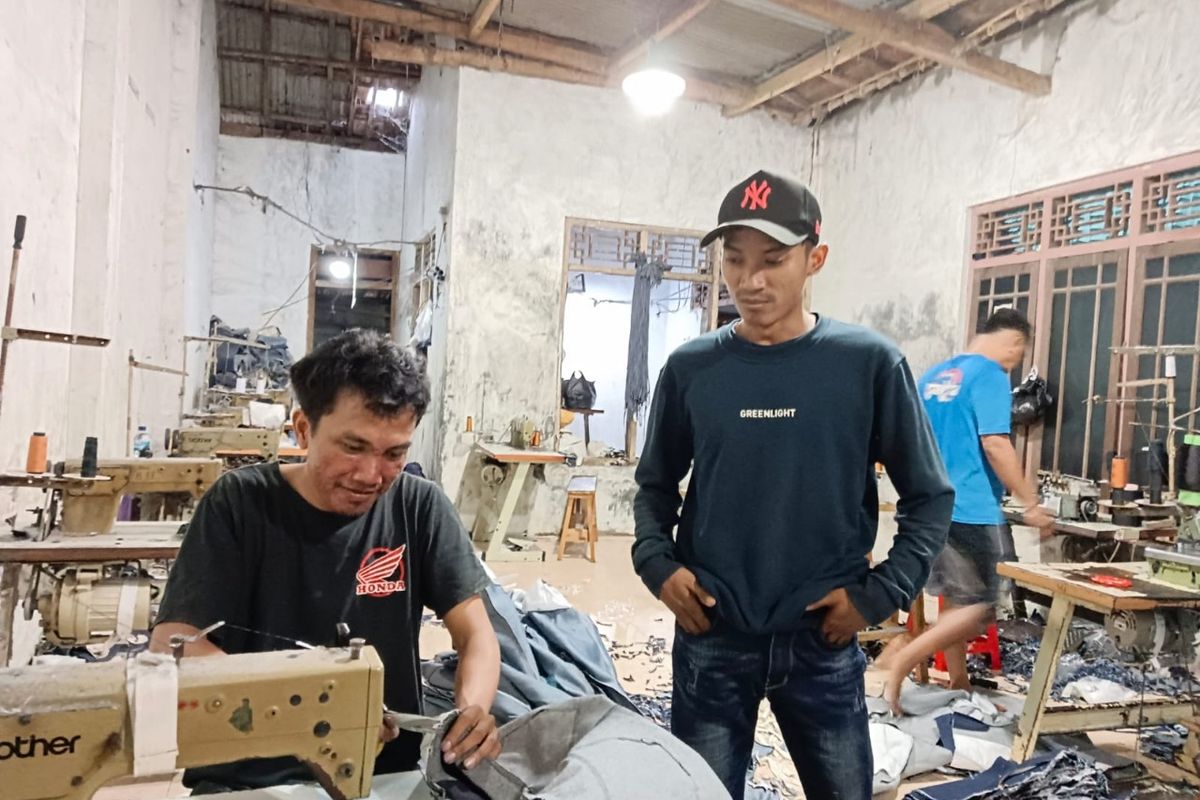 Andi Supriyadi, pemilik toko online Inndenim asal Kab. Pekalongan, yang berhasil beradaptasi dengan metode penjualan online 