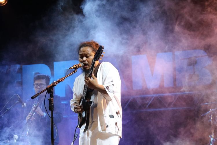 Pusakata beraksi di panggung Prambanan Jazz hari kedua yang di gelar di Kompleks Candi Prambanan, Yogyakarta pada Sabtu (6/7/2019).