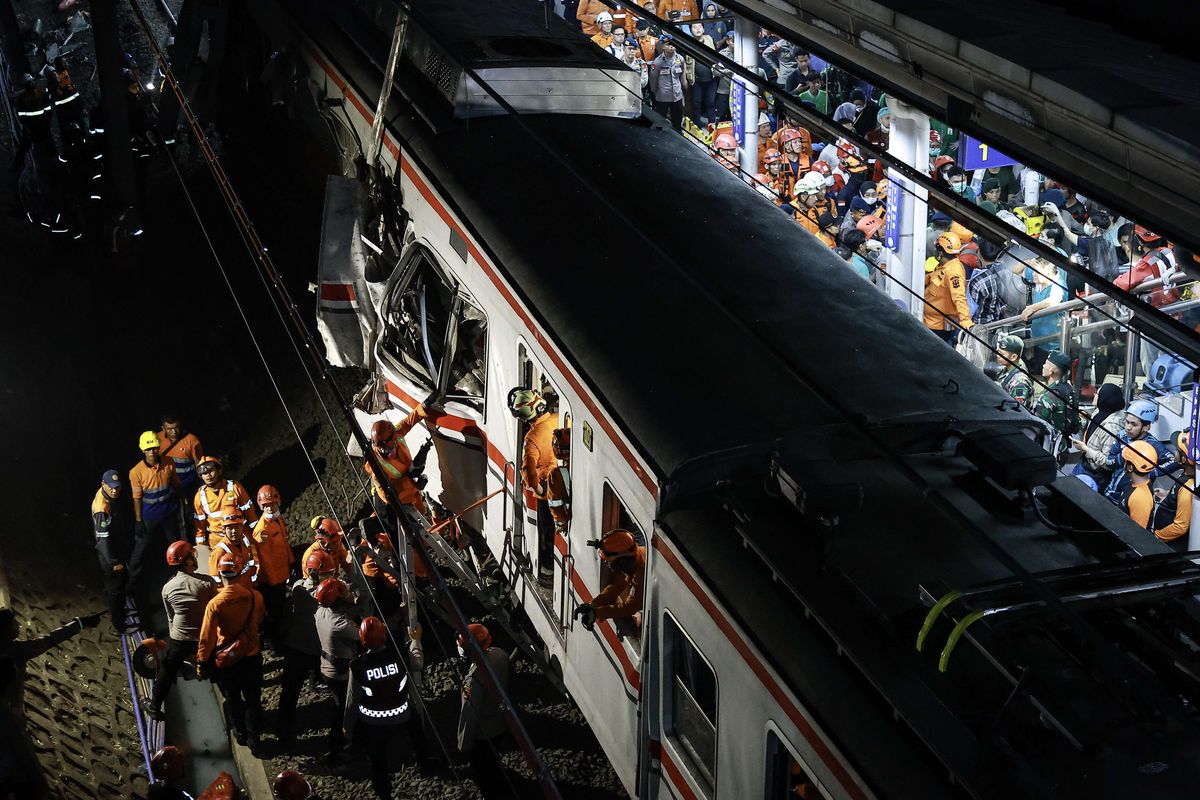 Kecelakaan Maut KA Argo Bromo Anggrek dan KRL di Bekasi Timur, 15 Tewas