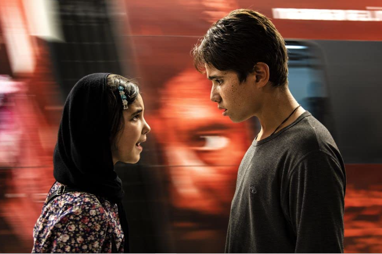 Roohollah Zamani dan Shamila Shirzad dalam film drama Sun Children (2020).