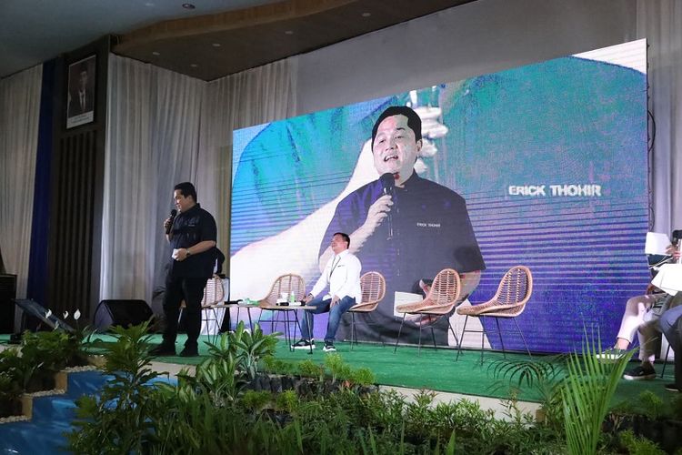 Menteri Badan Usaha Milik Negara (BUMN) Erick Thohir Erick dalam acara silaturahmi bertajuk ?Ketemu Pak Erick Tohir Lebih Berkesan Setelah Lebaran di Majalengka (Ketupat Lebaran di Majalengka)? di Islamic Center Majalengka, Jawa Barat, Jumat (13/5/2022). 