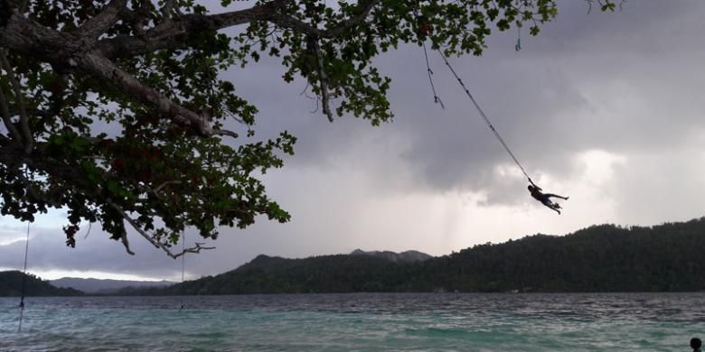 Keceriaan anak-anak di Pulau Friwen, Kabupaten Raja Ampat, Papua Barat, Rabu (4/5/2016) sore.