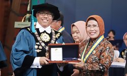 Berkomitmen Majukan Pendidikan, Mantan Bupati Serang Ratu Tatu Raih Penghargaan Ganesa Wirya Jasa Utama dari ITB