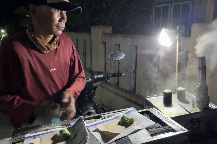 Tutup Kios di Jakarta, Kisah Dedi Pilih Jajakan Kue Putu Keliling di Pangandaran
