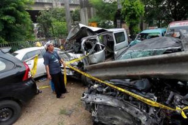 Mobil Lancer B 80 SAL yang dikemudikan putra bungsu Ahmad Dhani dan Maia Estianty, berinisial AQJ (kanan) dan Daihatsu Gran Max B 1349 TFM dalam kondisi ringsek akibat kecelakaan di Tol Jakarta-Bogor, diamankan di Satlantas Wilayah Jakarta Timur, Minggu (8/9/2013).