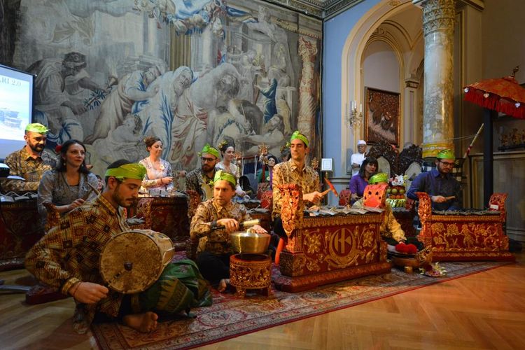 Grup Gamelan Bali Puspa Sari kembali hadir di Italia setelah mati selama sekitar 20 tahun terakhir. Grup binaan KBRI Roma ini beranggotakan warga Italia dan masyarakat Indonesia setempat. Mereka mempromosikan budaya Indonesia, khususnya melalui musik gamelan dan tarian Bali.