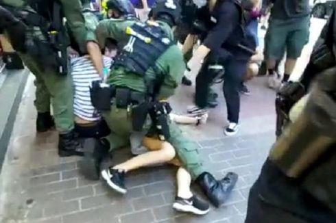 Video Ungkap Polisi Hong Kong Bekuk Gadis 12 Tahun ke Tanah
