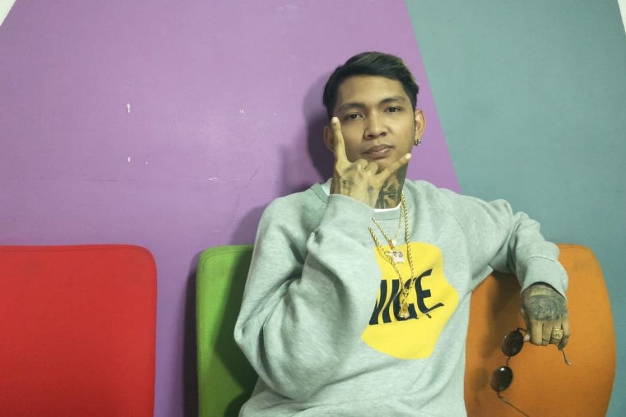 Usai Dituding Plagiat, Young Lex Rilis Single Plastik yang Sindir Kpopers Fanatik