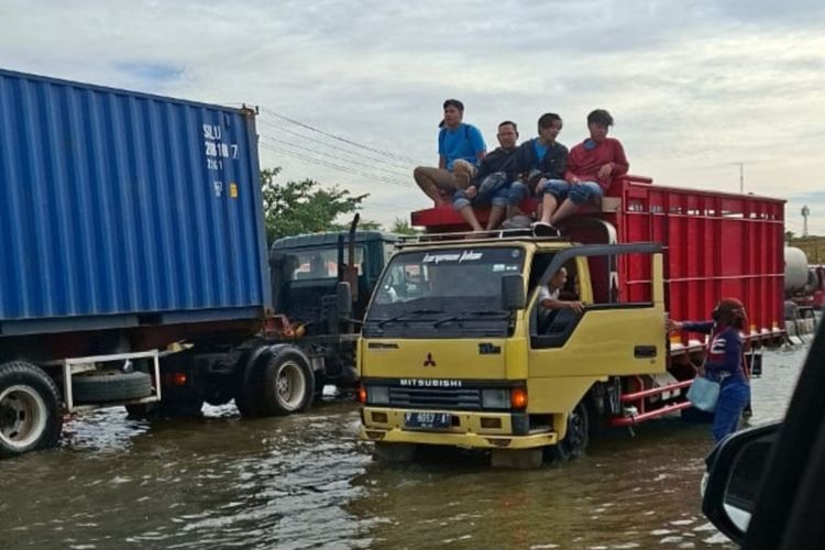 Seorang perempuan bernama Arumni (32) asal Kota Semarang harus berjuang keras agar bisa tiba di tempat kerjanya di Kawasan Industri Terboyo, Kamis (23/10/2025).